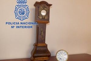 Un antiquari de Benidorm s'apropia de dos rellotges del segle XIX valorats en més de 5.000 euros