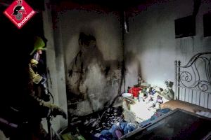 Confinan dos plantas de un edificio en Torrevieja por un incendio en la tercera planta