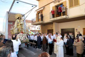 Emotiva visita de la Virgen de los Desamparados a una residencia de Quart de Poblet