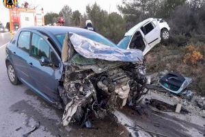 Aparatós accident amb dos vehicles implicats entre Manises i Riba-roja