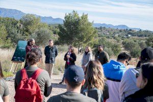 Más de un centenar de estudiantes de la CEU UCH han participado en una jornada de reforestación en la Pobla de Vallbona