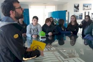 Los alumnos del IES Enric Soler i Godes de Benifaió aprenden el proceso de reciclado de la basura