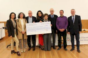 La UA y los clubes rotarios Alicante y Alicante Puerto entregan un cheque solidario por valor de 7.500 euros a la Asociación ADACEA