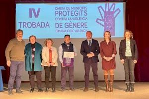 Pedralba y Domeño reciben su placa como miembros de la Red de Municipios contra la Violencia de Género de la Diputació