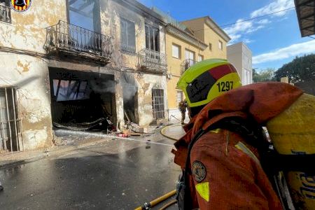VIDEO | Incendi a Burjassot: es crema una empresa de plàstics