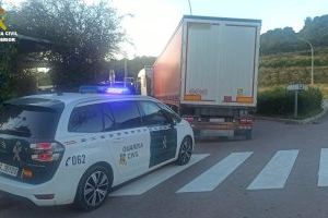 La Guardia Civil salva la vida a un chófer que sufrió un síncope y quedó atrapado en la cabina de su camión en Sagunto