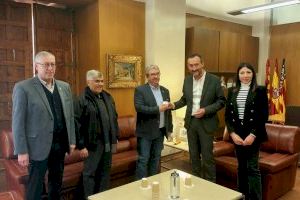El alcalde de Elche entrega la insignia municipal al nuevo presidente de la Asociación de Belenistas