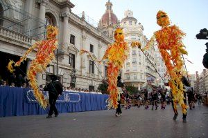 La Cabalgata del Ninot trae de nuevo el color y la alegría de las Fallas a las calles de València