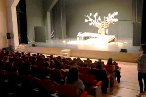 Más de 900 estudiantes de Primaria de Benidorm se acercan al teatro de la mano del ciclo ‘Joves Espectadors’