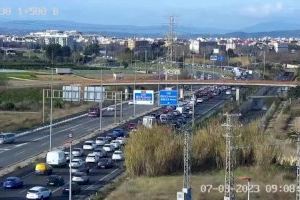 Diversos quilòmetres d'embós compliquen el trànsit a les entrades de València
