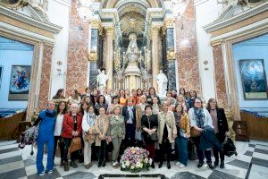 Más de 40 mujeres vinculadas a comunidades de regantes realizan una ofrenda floral a la Mare de Déu en la Basílica