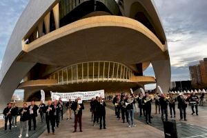 La Banda Municipal de València pide la dimisión de Gloria Tello durante el concierto del 8M