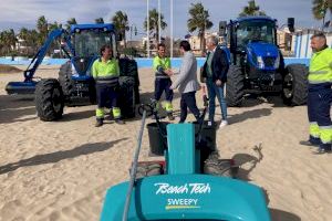 Torrevieja presenta los nuevos vehículos y la maquinaria del servicio de limpieza de playas