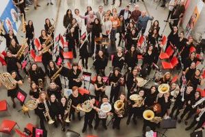 La Banda Sinfónica de Mujeres de la FSMCV celebra el 8M con danza y arte urbano en la Marina de València