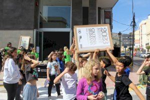 800 escolares forman una cadena humana para trasladar los últimos libros a la nueva biblioteca