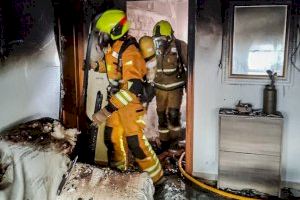 Un virulento incendio causa graves daños en una vivienda de Benidorm