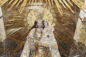 La Virgen de los Desamparados luce la “Joia” que le regalaron más de 50 Falleras Mayores en el jubileo del Centenario de la Coronación