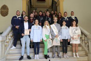 El alcalde y la delegada de Hermanamiento reciben en el Ayuntamiento de Sagunto a la delegación de la Targa Cecina 2023