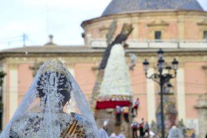 València vive su segunda jornada de Ofrenda: hoy se completará el manto floral de la Mare de Déu