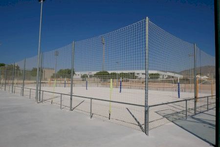 El Ayuntamiento de Crevillent mejora la arena de las pistas de fútbol y vóley playa a iniciativa de la ciudadanía