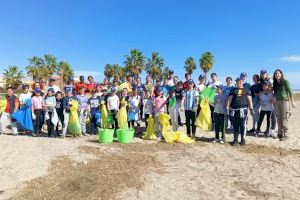 Els veïns més joves de Xilxes participen en un projecte per a regenerar la platja i protegir l'ocell corriol camanegre