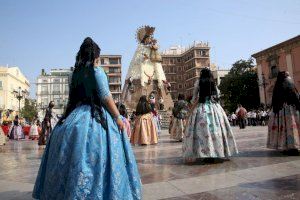 València ofrenda de nuevo a su patrona: horarios y comisiones que desfilan ante la Virgen este viernes