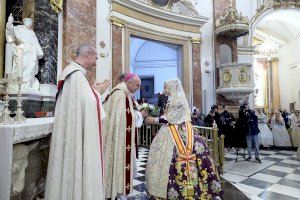 La Fallera Mayor Infantil de Valencia entrega su ramo a la Mare de Déu