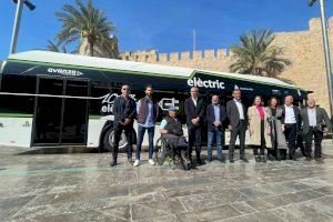 Elche avanza hacia la sostenibilidad y se convierte en la primera ciudad de la provincia en introducir un autobús eléctrico