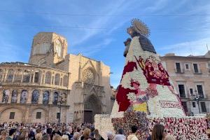 "He venido con mi abuela y nos hemos puesto a llorar": La Virgen de los Desamparados, anfitriona de miles de valencianos