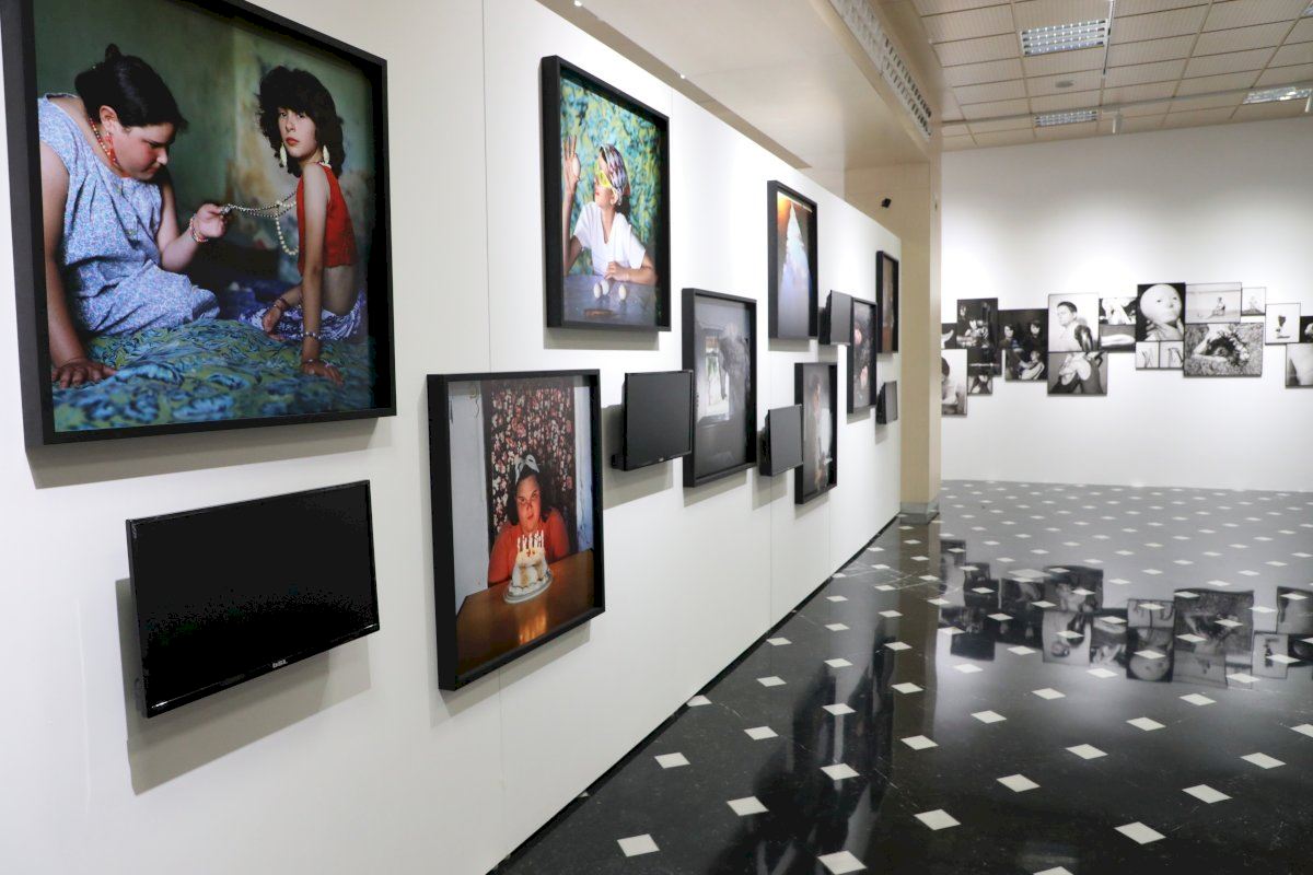 La nueva sede del Consell en Alicante abre su espacio expositivo con ‘Close Enough’, una muestra de fotógrafas de Magnum