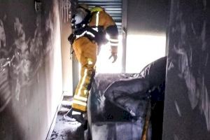 El foc devora un habitatge del primer pis d'un edifici de huit altures a Pilar de la Horadada