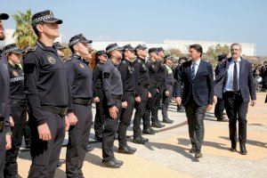 Barcala arropa a los 120 policías locales que dan estabilidad a la plantilla de Alicante tras completar su formación
