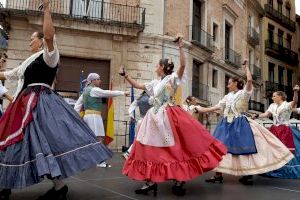 JCF celebra el XXV aniversario de los Balls al Carrer con una gran fiesta de folclore valenciano en la plaza del Ayuntamiento