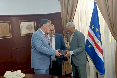 El alcalde de Villena, recibido por el presidente de Cabo Verde por su participación en proyectos de cooperación medioambiental