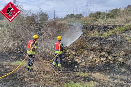 Los bomberos logran frenar dos incendios forestales iniciados por la noche en Biar y Castalla