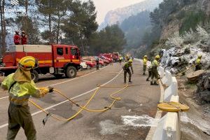 La línea defensiva de los bomberos logra contener el incendio de Castellón y evita más evacuaciones
