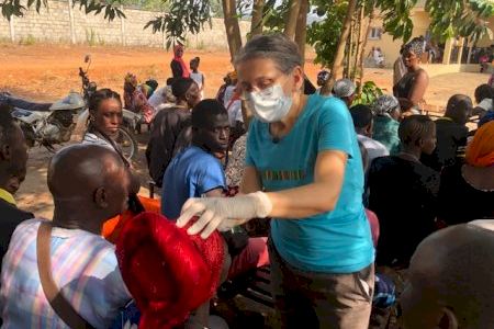 La ONG Visió sense fronteres operará de cataratas en Sierra Leona a adultos y bebés