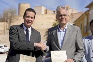Illueca firma un protocolo con el Ayuntamiento de Elda para la construcción de viviendas sociales y la regeneración del entorno del castillo