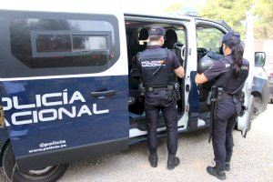 Agents de Policia Nacional eviten que una dona es llanci al buit des d'un quart pis a València