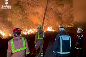 La meteorologia dona una “finestra d'oportunitat” a l'incendi de Castelló en la seua sisena nit