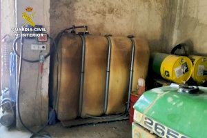 Tres vecinos de El Pinós roban 700 litros de gasoil agrícola en un almacén de Murcia