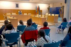 El alumnado de cuarto de primaria del CEIP Vicente Pla visitó el Ayuntamiento de Sedaví