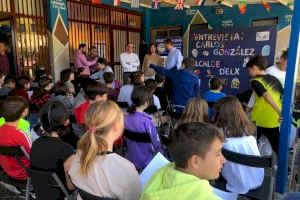 El alcalde participa en una iniciativa escolar que promueve el periodismo en el CEIP San Antonio de la Foia d’Elx