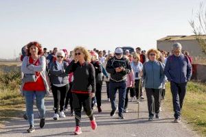 Más de 250 vecinos de L’Horta Sud participan en una caminata saludable para promover el ejercicio físico en grupo