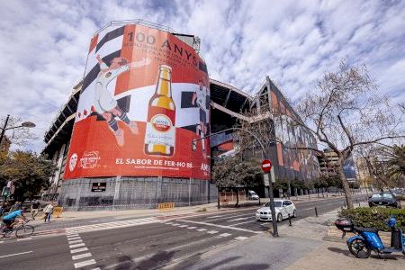 El Camp de Mestalla estrena nueva lona con motivo de su centenario de la mano de Amstel