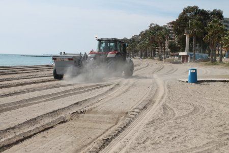 Benicàssim ultima la preparación de las playas para Pascua con acopio de arena pendientes de los permisos de Costas