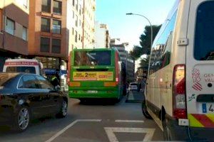 Vecinos de Castelló denuncian el colapso frente al hospital provincial por las ambulancias en doble fila