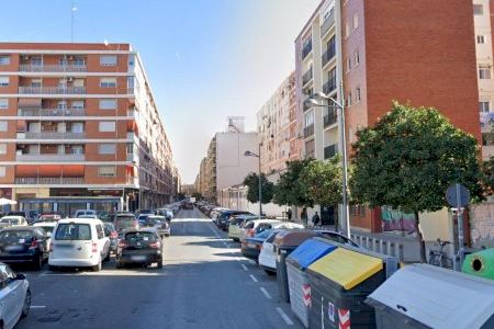 Un motorista de 18 anys acaba a l'hospital després de xocar amb un cotxe a València