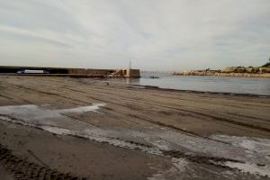 Comienza la retirada de algas de las calas de la zona norte de El Campello