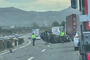 Un aparatós accident entre Almassora i Castelló provoca retencions en l'AP-7